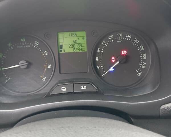 Красный Шкода Фабия, объемом двигателя 1.2 л и пробегом 230 тыс. км за 4500 $, фото 4 на Automoto.ua