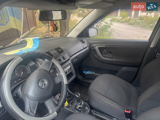 Красный Шкода Фабия, объемом двигателя 1.39 л и пробегом 104 тыс. км за 8000 $, фото 4 на Automoto.ua