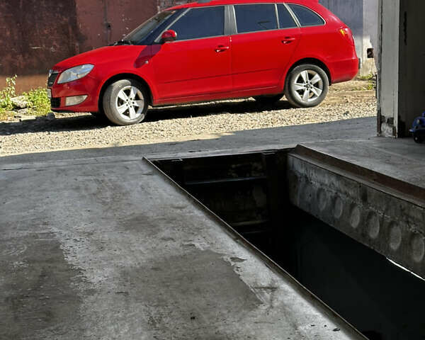 Красный Шкода Фабия, объемом двигателя 1.2 л и пробегом 300 тыс. км за 6500 $, фото 12 на Automoto.ua