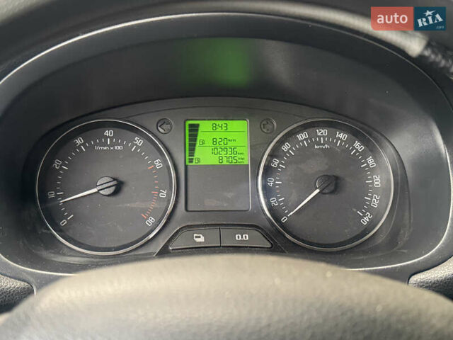 Красный Шкода Фабия, объемом двигателя 1.39 л и пробегом 104 тыс. км за 8000 $, фото 5 на Automoto.ua