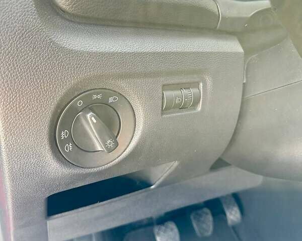 Красный Шкода Фабия, объемом двигателя 1.2 л и пробегом 174 тыс. км за 6200 $, фото 13 на Automoto.ua