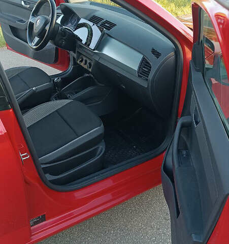 Красный Шкода Фабия, объемом двигателя 1 л и пробегом 258 тыс. км за 6400 $, фото 3 на Automoto.ua