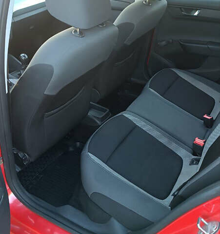 Красный Шкода Фабия, объемом двигателя 1 л и пробегом 258 тыс. км за 6400 $, фото 8 на Automoto.ua