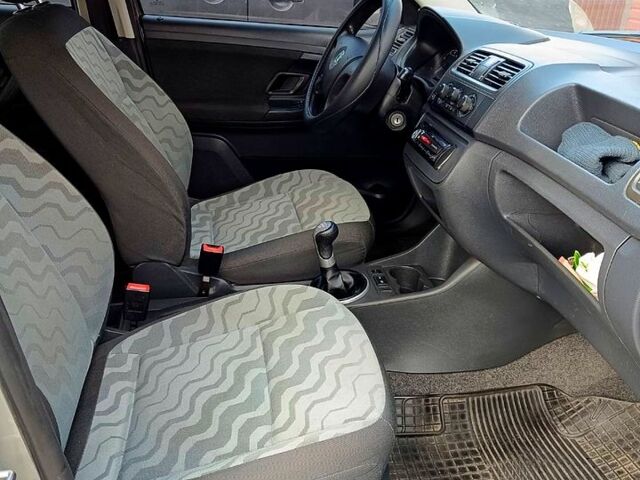 Шкода Фабия, объемом двигателя 1.2 л и пробегом 198 тыс. км за 4500 $, фото 3 на Automoto.ua