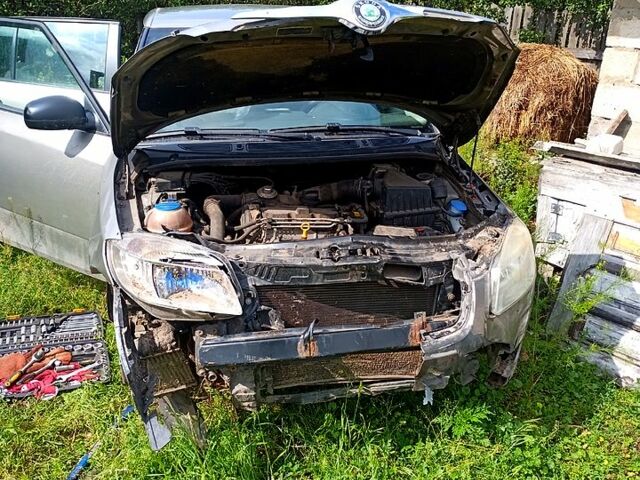 Шкода Фабия, объемом двигателя 1.4 л и пробегом 360 тыс. км за 1500 $, фото 3 на Automoto.ua