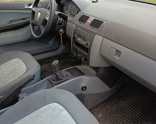 Желтый Шкода Фабия, объемом двигателя 1.4 л и пробегом 182 тыс. км за 4200 $, фото 5 на Automoto.ua