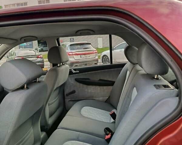 Желтый Шкода Фабия, объемом двигателя 1.4 л и пробегом 182 тыс. км за 4200 $, фото 3 на Automoto.ua