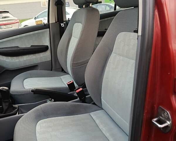 Желтый Шкода Фабия, объемом двигателя 1.4 л и пробегом 182 тыс. км за 4200 $, фото 6 на Automoto.ua