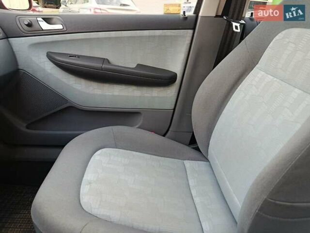 Желтый Шкода Фабия, объемом двигателя 1.4 л и пробегом 182 тыс. км за 4200 $, фото 7 на Automoto.ua