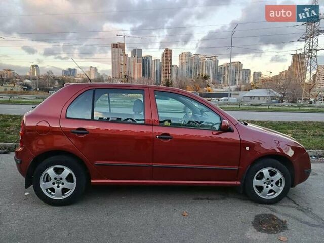 Желтый Шкода Фабия, объемом двигателя 1.4 л и пробегом 182 тыс. км за 4200 $, фото 1 на Automoto.ua