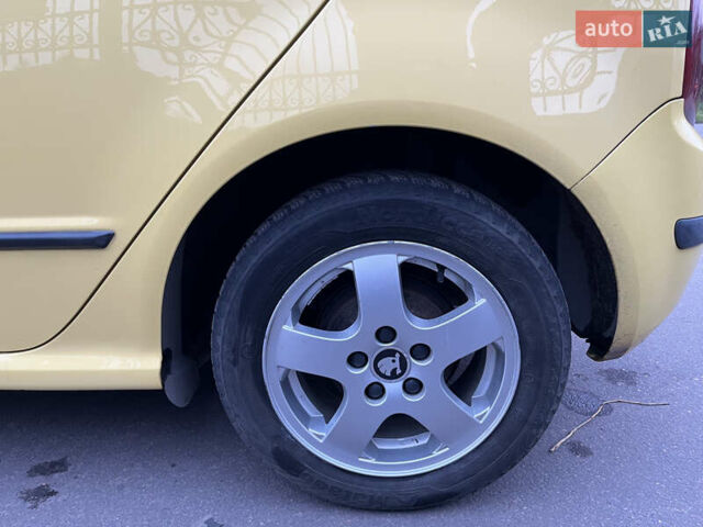Жовтий Шкода Фабія, об'ємом двигуна 1.4 л та пробігом 223 тис. км за 4200 $, фото 7 на Automoto.ua