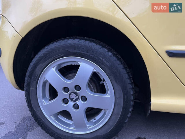 Жовтий Шкода Фабія, об'ємом двигуна 1.4 л та пробігом 223 тис. км за 4200 $, фото 6 на Automoto.ua