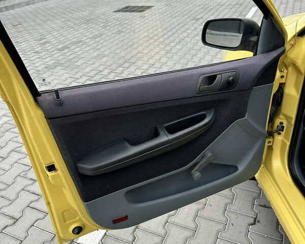 Желтый Шкода Фабия, объемом двигателя 1.39 л и пробегом 250 тыс. км за 2550 $, фото 9 на Automoto.ua
