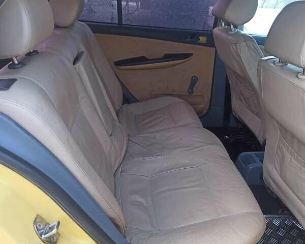 Желтый Шкода Фабия, объемом двигателя 1.4 л и пробегом 253 тыс. км за 1300 $, фото 1 на Automoto.ua