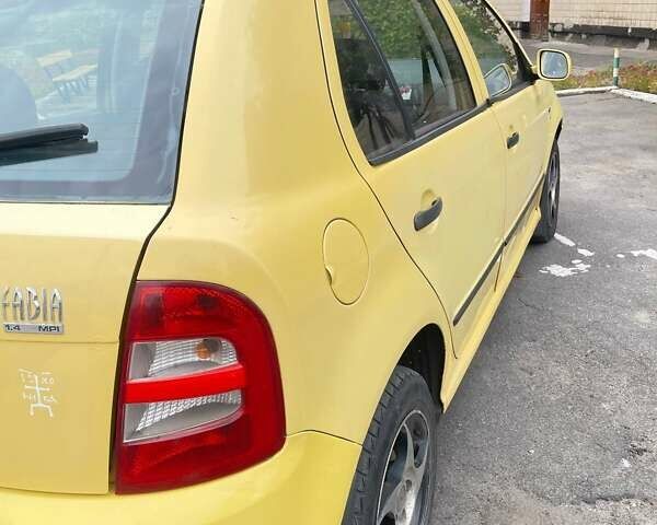 Жовтий Шкода Фабія, об'ємом двигуна 1.39 л та пробігом 265 тис. км за 2700 $, фото 13 на Automoto.ua