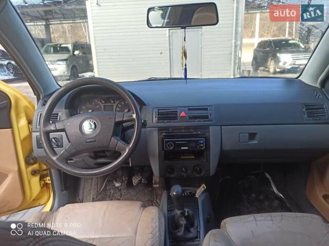 Желтый Шкода Фабия, объемом двигателя 1.4 л и пробегом 253 тыс. км за 1300 $, фото 2 на Automoto.ua