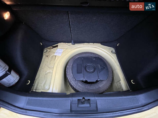 Жовтий Шкода Фабія, об'ємом двигуна 1.4 л та пробігом 223 тис. км за 4200 $, фото 11 на Automoto.ua