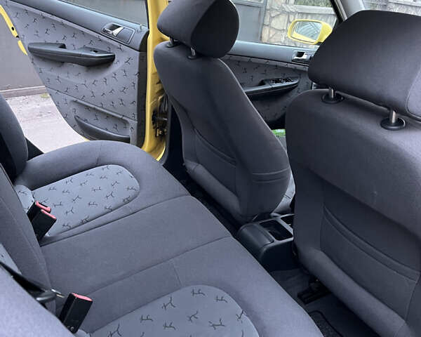 Жовтий Шкода Фабія, об'ємом двигуна 1.4 л та пробігом 223 тис. км за 4200 $, фото 16 на Automoto.ua