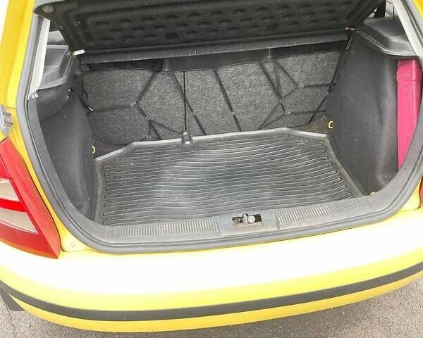 Жовтий Шкода Фабія, об'ємом двигуна 1.39 л та пробігом 265 тис. км за 3000 $, фото 20 на Automoto.ua