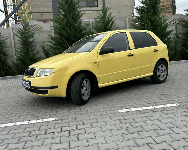 Желтый Шкода Фабия, объемом двигателя 1.39 л и пробегом 250 тыс. км за 2550 $, фото 1 на Automoto.ua