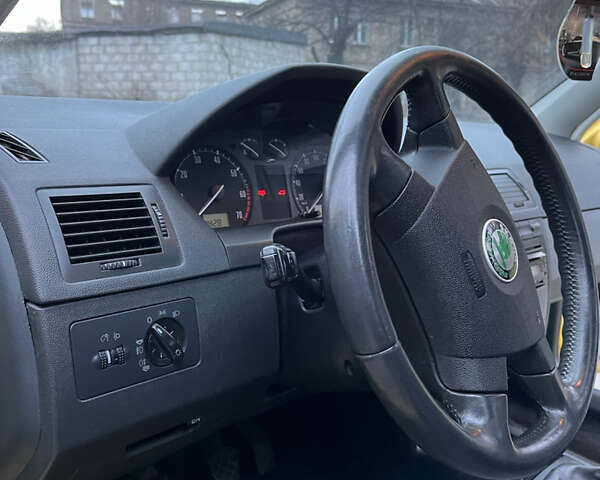 Жовтий Шкода Фабія, об'ємом двигуна 1.4 л та пробігом 223 тис. км за 4200 $, фото 14 на Automoto.ua