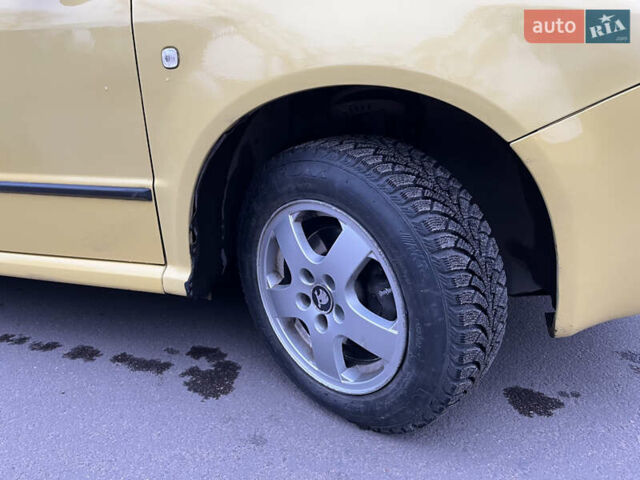 Жовтий Шкода Фабія, об'ємом двигуна 1.4 л та пробігом 223 тис. км за 4200 $, фото 8 на Automoto.ua