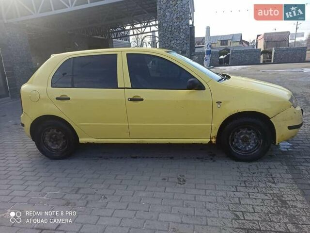 Желтый Шкода Фабия, объемом двигателя 1.4 л и пробегом 253 тыс. км за 1300 $, фото 3 на Automoto.ua