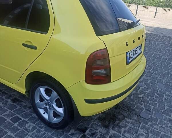 Желтый Шкода Фабия, объемом двигателя 1.39 л и пробегом 243 тыс. км за 4000 $, фото 2 на Automoto.ua