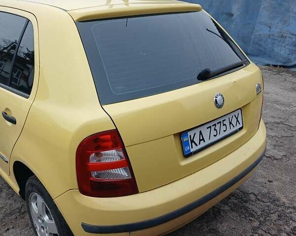 Желтый Шкода Фабия, объемом двигателя 1.4 л и пробегом 208 тыс. км за 3100 $, фото 1 на Automoto.ua