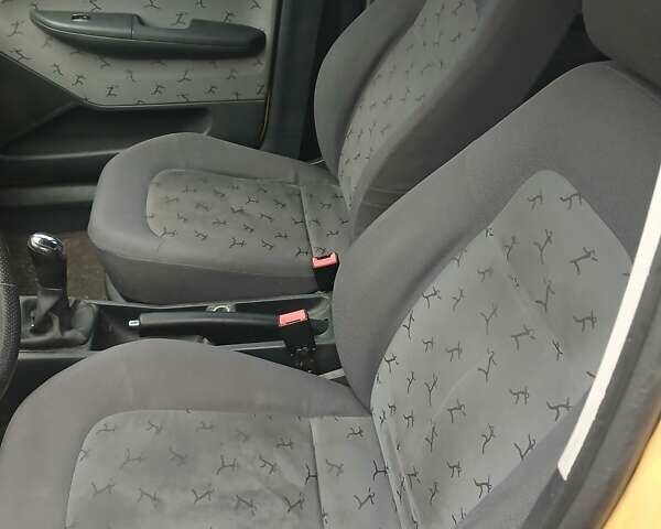 Желтый Шкода Фабия, объемом двигателя 1.4 л и пробегом 208 тыс. км за 3100 $, фото 5 на Automoto.ua