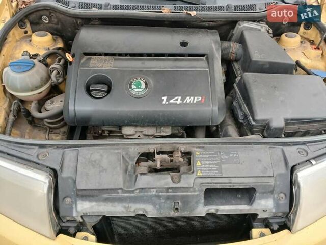 Желтый Шкода Фабия, объемом двигателя 1.4 л и пробегом 208 тыс. км за 3100 $, фото 11 на Automoto.ua