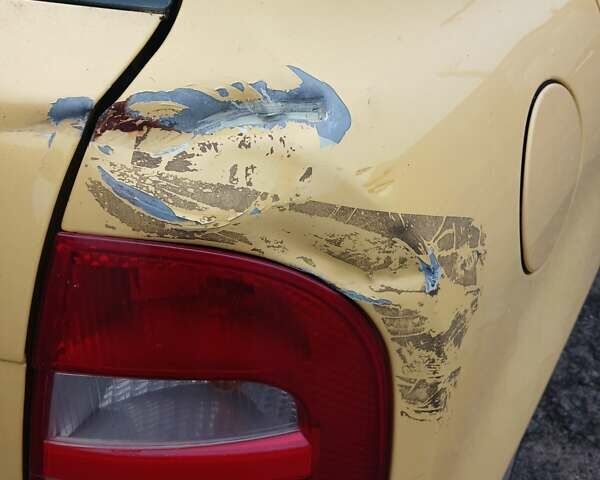 Желтый Шкода Фабия, объемом двигателя 1.4 л и пробегом 208 тыс. км за 3100 $, фото 3 на Automoto.ua