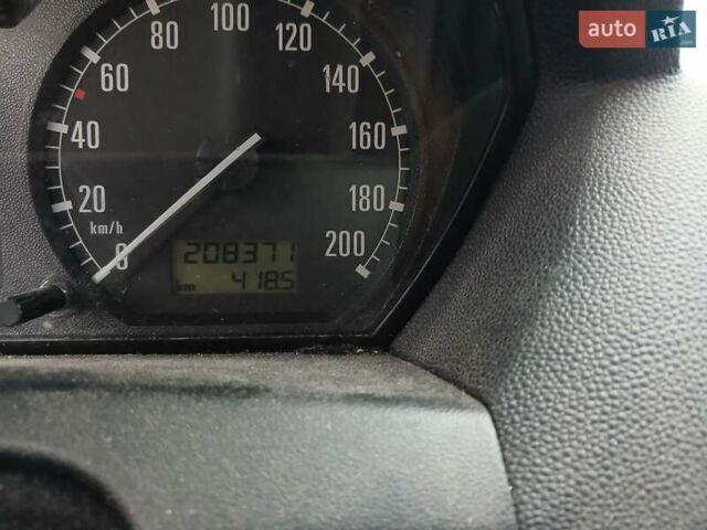 Желтый Шкода Фабия, объемом двигателя 1.4 л и пробегом 208 тыс. км за 3100 $, фото 12 на Automoto.ua