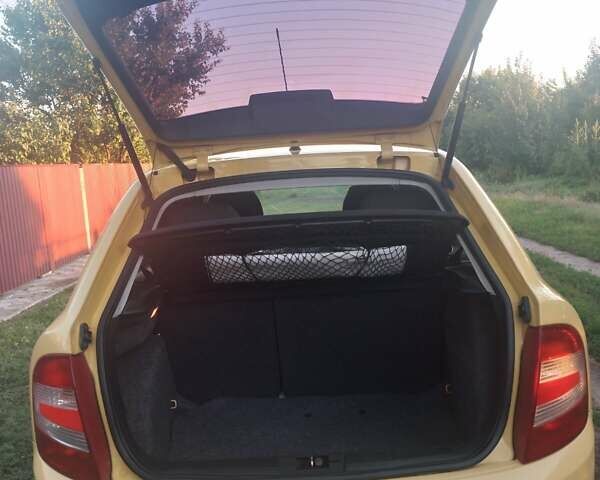 Желтый Шкода Фабия, объемом двигателя 1.2 л и пробегом 278 тыс. км за 3700 $, фото 14 на Automoto.ua