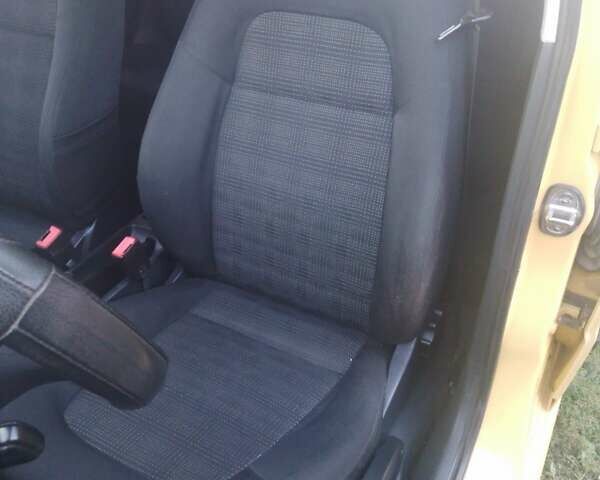 Желтый Шкода Фабия, объемом двигателя 1.2 л и пробегом 278 тыс. км за 3700 $, фото 24 на Automoto.ua