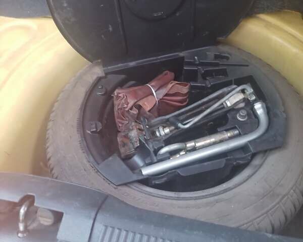 Желтый Шкода Фабия, объемом двигателя 1.2 л и пробегом 278 тыс. км за 3700 $, фото 15 на Automoto.ua