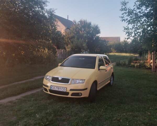 Желтый Шкода Фабия, объемом двигателя 1.2 л и пробегом 278 тыс. км за 3700 $, фото 4 на Automoto.ua