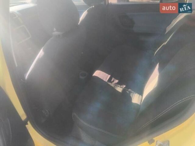 Желтый Шкода Фабия, объемом двигателя 1.2 л и пробегом 190 тыс. км за 3999 $, фото 1 на Automoto.ua