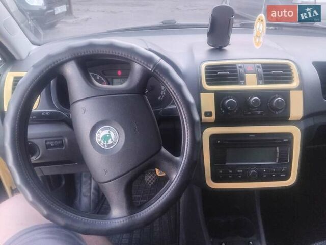 Желтый Шкода Фабия, объемом двигателя 1.2 л и пробегом 190 тыс. км за 3999 $, фото 8 на Automoto.ua
