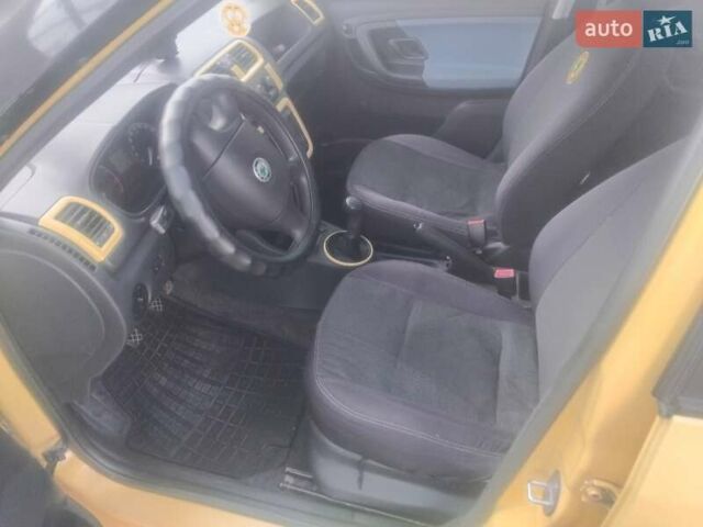 Желтый Шкода Фабия, объемом двигателя 1.2 л и пробегом 190 тыс. км за 3999 $, фото 2 на Automoto.ua