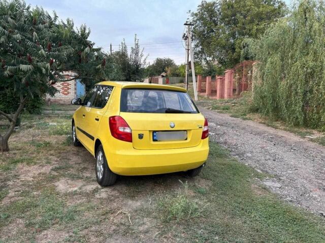 Желтый Шкода Фабия, объемом двигателя 1.2 л и пробегом 170 тыс. км за 4700 $, фото 2 на Automoto.ua