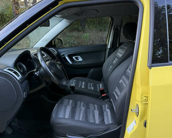 Желтый Шкода Фабия, объемом двигателя 1.4 л и пробегом 192 тыс. км за 4400 $, фото 8 на Automoto.ua