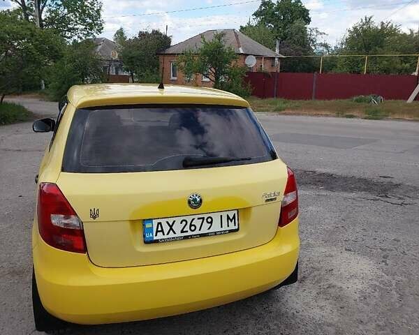 Желтый Шкода Фабия, объемом двигателя 1.2 л и пробегом 182 тыс. км за 4500 $, фото 2 на Automoto.ua