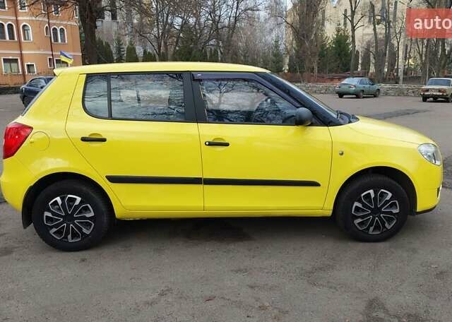 Желтый Шкода Фабия, объемом двигателя 1.2 л и пробегом 152 тыс. км за 4700 $, фото 3 на Automoto.ua
