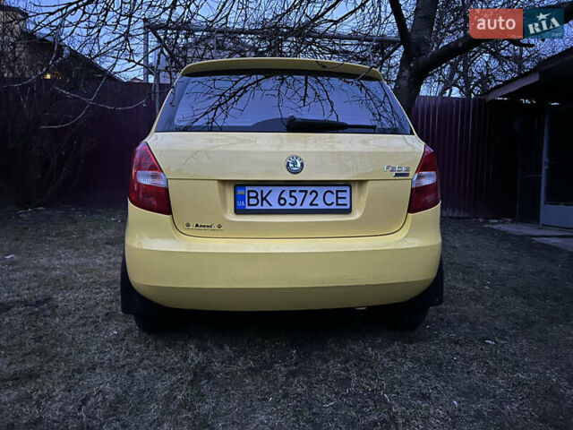 Желтый Шкода Фабия, объемом двигателя 1.2 л и пробегом 160 тыс. км за 4500 $, фото 6 на Automoto.ua