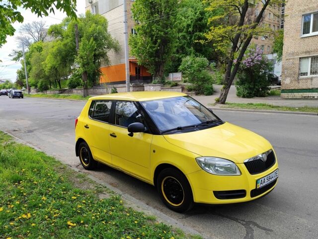 Желтый Шкода Фабия, объемом двигателя 1.2 л и пробегом 182 тыс. км за 3999 $, фото 6 на Automoto.ua