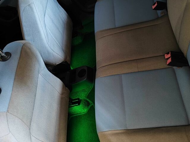 Желтый Шкода Фабия, объемом двигателя 1.2 л и пробегом 182 тыс. км за 3999 $, фото 12 на Automoto.ua