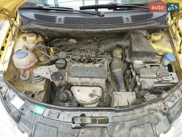 Желтый Шкода Фабия, объемом двигателя 1.2 л и пробегом 182 тыс. км за 4500 $, фото 18 на Automoto.ua