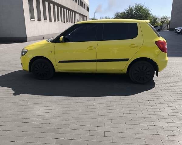 Шкода Фабія 2008 у Кам'янське (Дніпродзержинськ) на Automoto.ua Жовтий Шкода Фабія, об'ємом двигуна 1.4 л та пробігом 320 тис. км за 4050 $, фото 4 на Automoto.ua