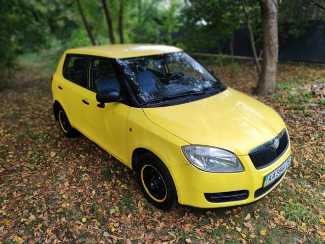 Желтый Шкода Фабия, объемом двигателя 1.2 л и пробегом 182 тыс. км за 3999 $, фото 2 на Automoto.ua